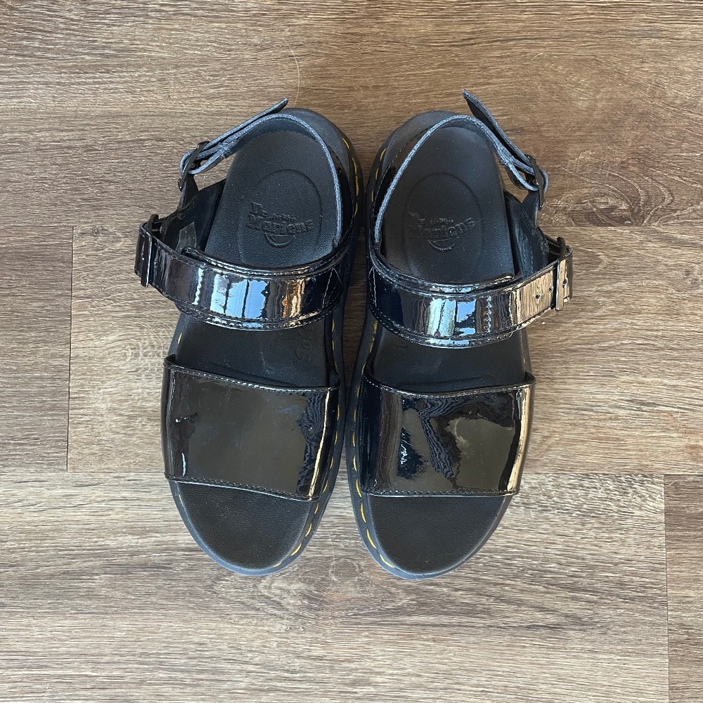 VOSS WOMEN'S PATENT LEATHER STRAP SANDALS